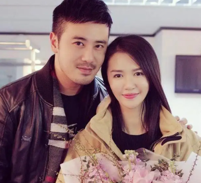 谭维维在外婆90岁生日宴上献唱，穿长袖却露出部分花臂，有点吓人