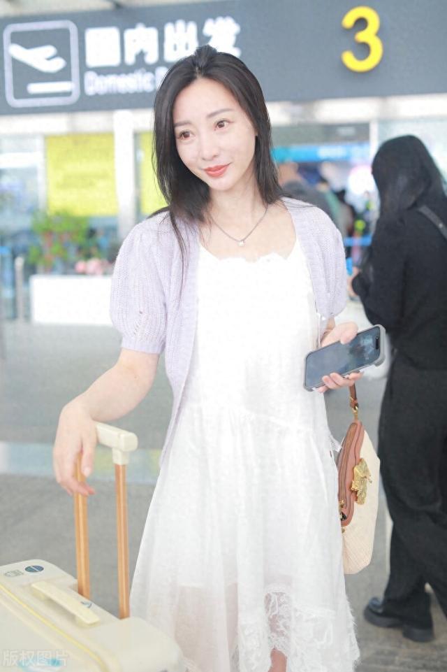 柳岩白色连衣裙仙气飘飘,遇到就娶了吧