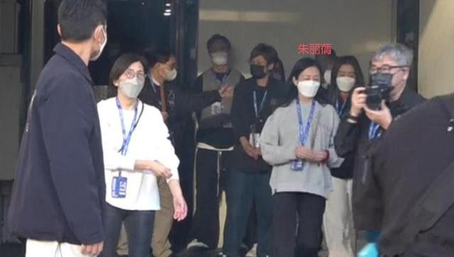 63岁刘德华携妻子现身拜神！朱丽蒨气质出众，刘德华很懂礼节！