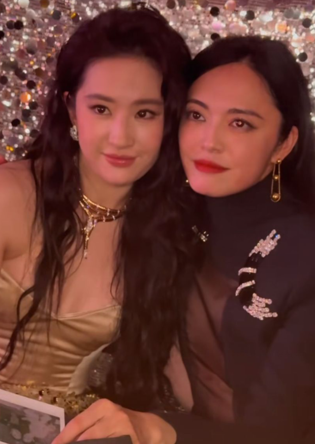 嘉人活动大合影大有看头,杨紫靠边站,刘亦菲占C位,唐嫣没来