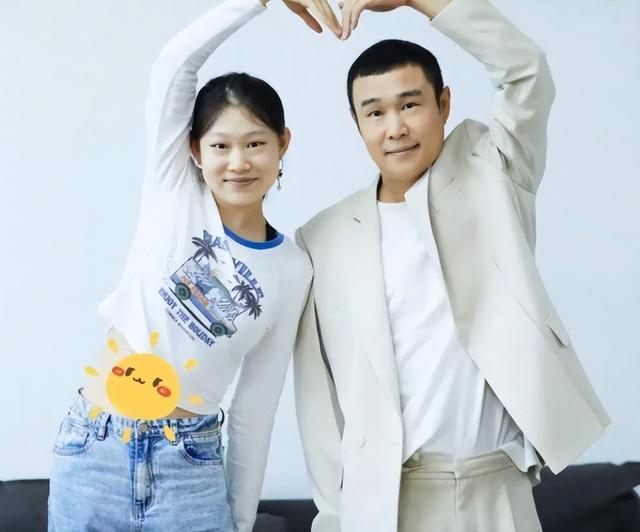 “爸爸基因”有多强大?父女俩共用一张脸,妈妈貌美如花也没用