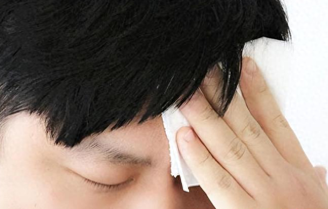 头颈部爱出汗,头发经常打湿?中医:多是5个原因,教你有效止汗