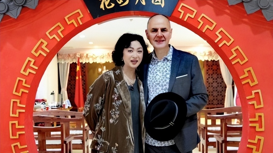 金姐为爱等待18年,与汉斯重领结婚证,网友直呼太感人!