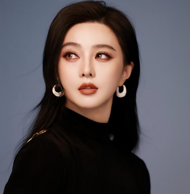 44岁范冰冰和弟弟豪宅做饭，穿开衫漂亮减龄，弟弟亲自下厨很暖男