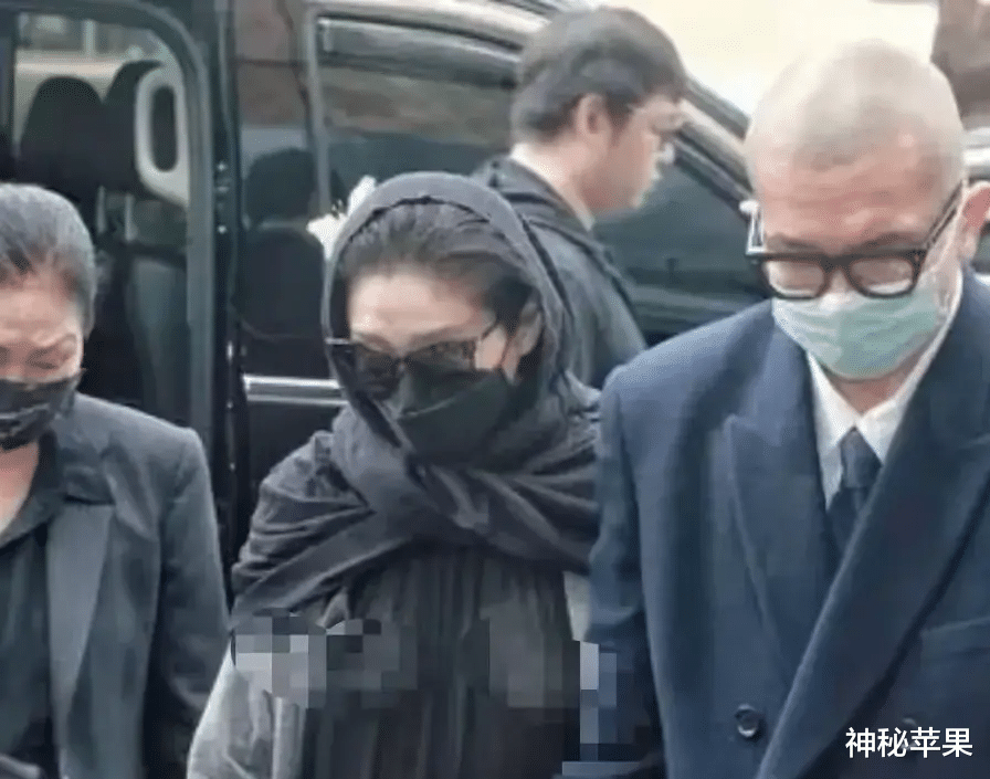 大S老公家多一女宝,三年前出生,具大妈带着,具俊烨亲自买尿裤