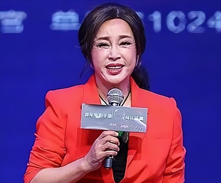 原来“不老女神”都是假的!离开化妆和精修后,跟普通人一样