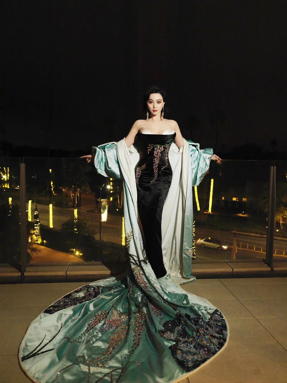 范冰冰国外赢麻了！穿露肩新中式，腰臀比绝顶，东方美才是真的美！