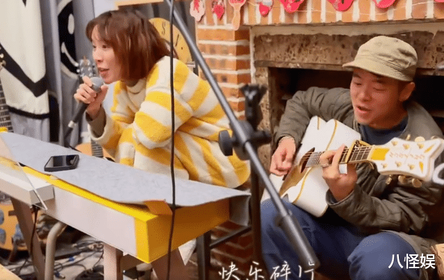 黄雅莉首带7个月儿子演出,单手抱娃臂力足,阿布听妈妈唱歌入迷