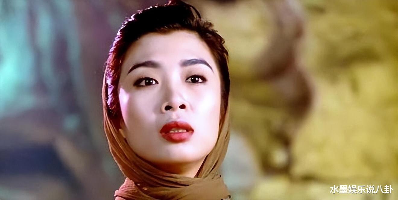 “三级艳后”曾拒绝成龙,如今61岁胖到220斤,依旧美到撩人心弦