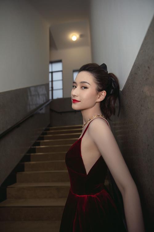 何超莲婚后长期分居守活寡!聚少离多被传婚变,双方都在苦苦坚持