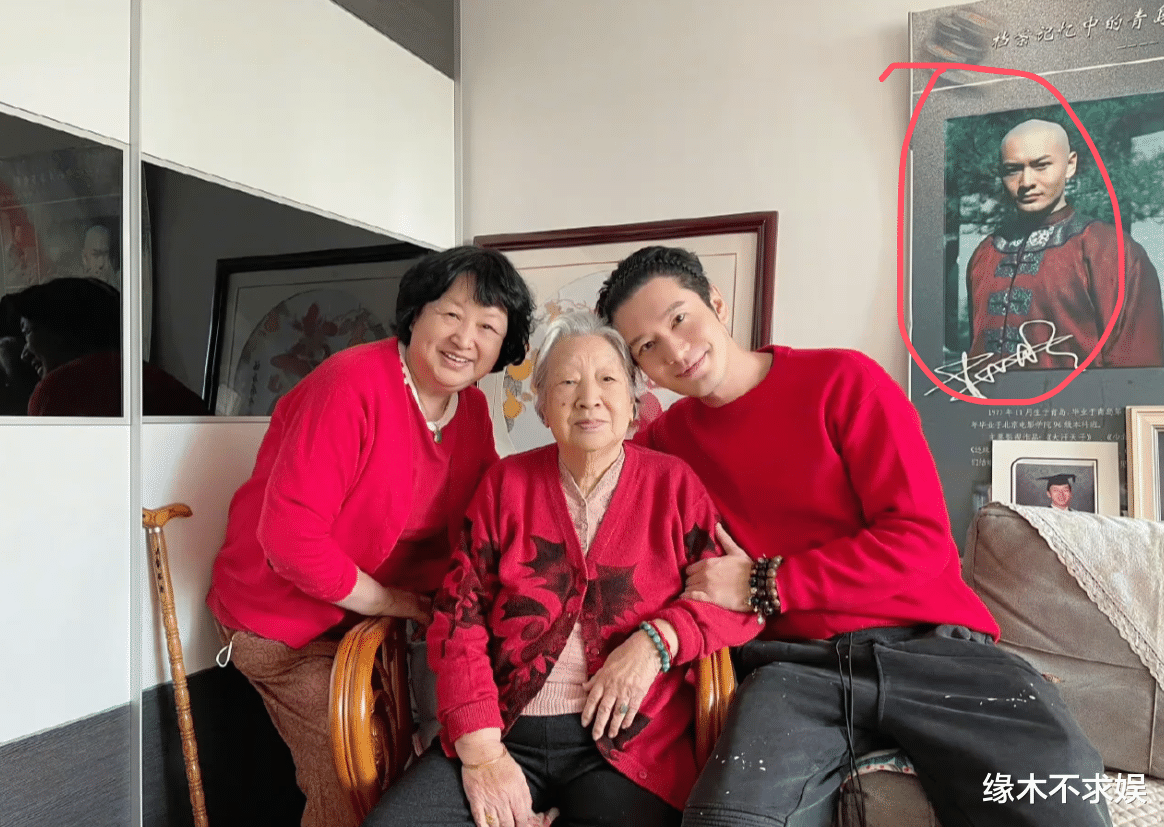 黄晓明4天传2个噩耗,Angelababy和任达华一家看比赛,美貌太出众