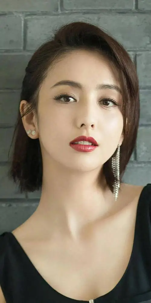 佟丽娅身穿经典白色OL套装 眼戴墨镜女精英既视感