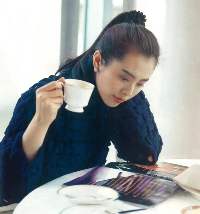 王祖贤在温哥华参加园游会,她披着长发,戴着眼镜,她过的很好!