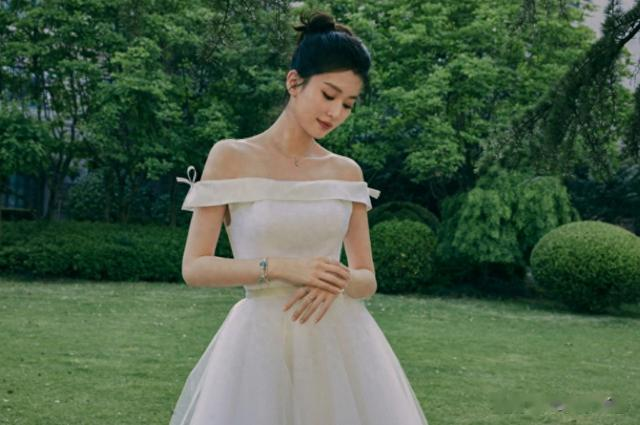 乔欣被曝闪嫁百亿富二代，去年7月办婚礼，男方颜值高同框照曝光