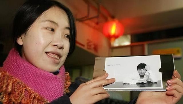 父亲跳海16年后,45岁的“追星狂人”杨丽娟,现如今过得怎样了?