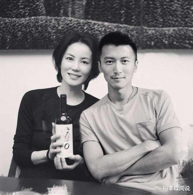 谢霆锋王菲罕秀恩爱,自然将手搭在女方腿上,皮肤白皙少女味十足