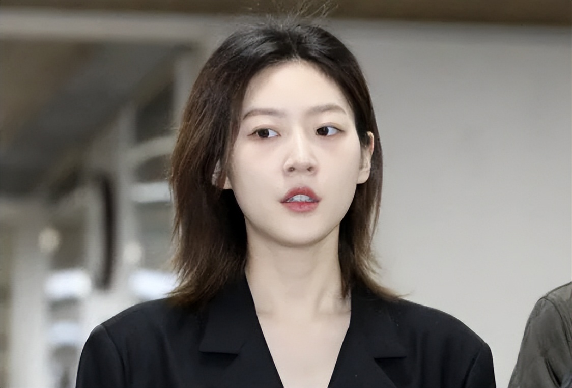 元斌前往金赛纶灵堂吊唁,“大叔”不停擦拭眼泪