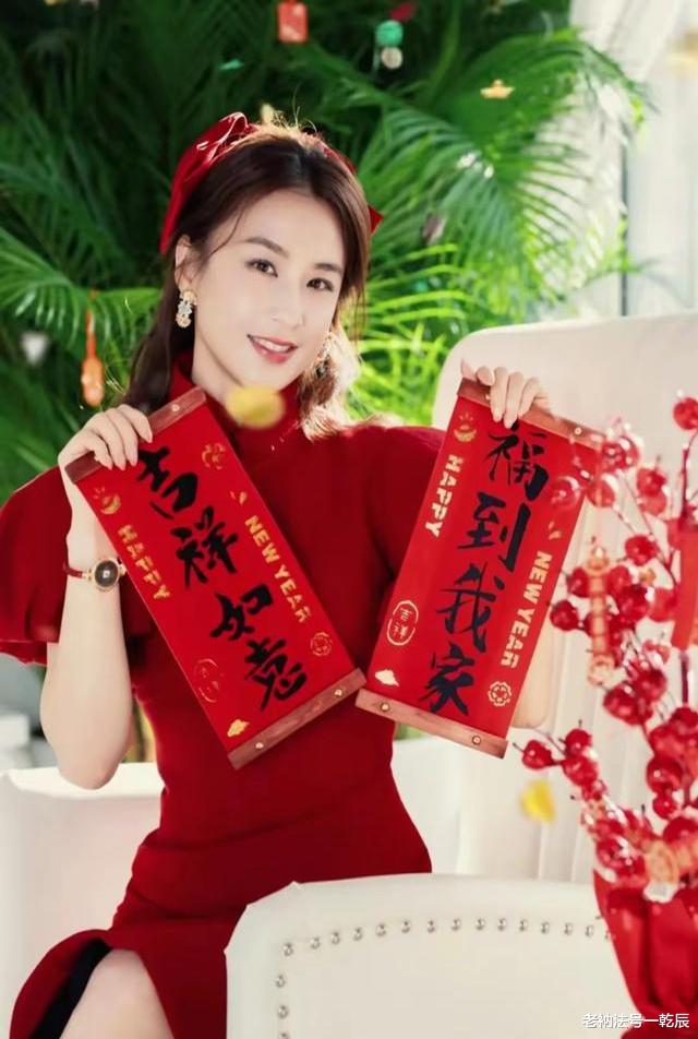 黄圣依回到杨子豪宅，写对联贴窗花好喜庆，41岁穿旗袍身材似少女！