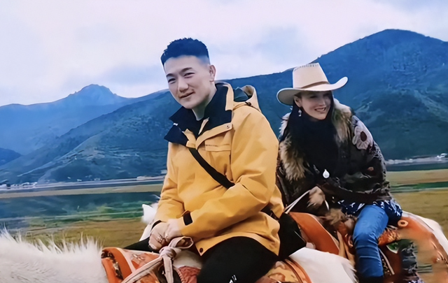 张馨予晒旅行vlog,何捷出镜英气十足,男方提饭盒兼顾拍照好宠她