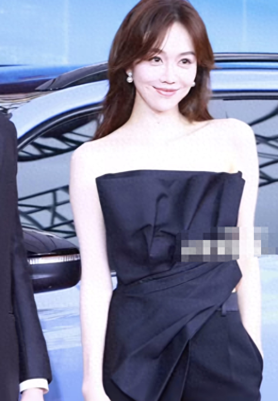 38岁姜妍活动路透,腰部“赘肉”把她的瘦而不柴体现得淋漓尽致