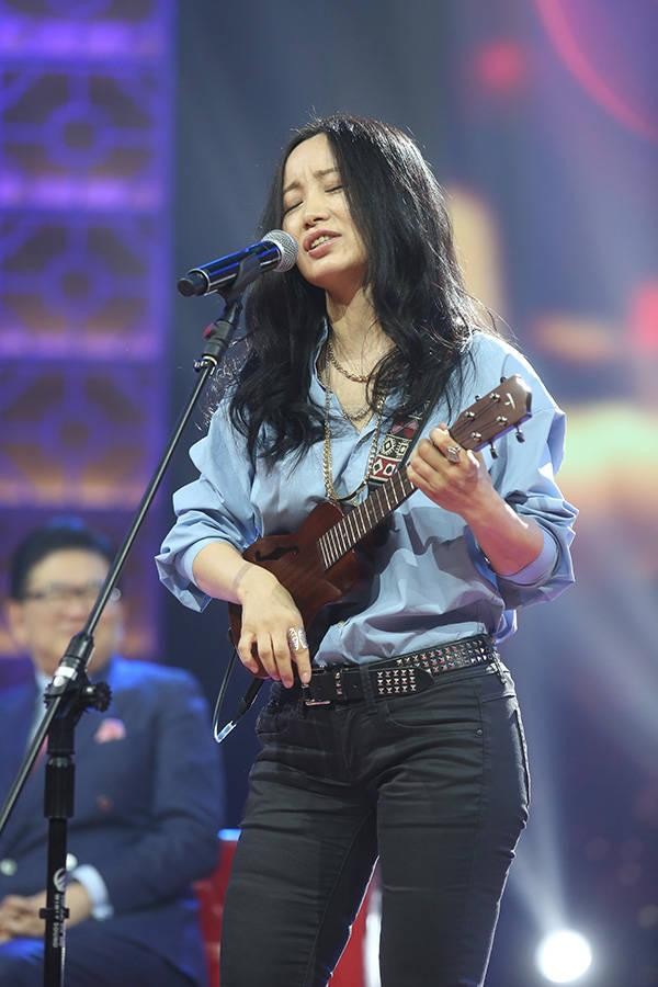 她被恩师捧到春晚4次，后却被欺骗感情，星途尽毁，至今无人敢娶