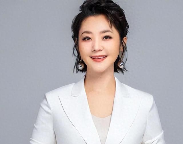 央视著名主持人和大8岁领导闪婚,婚后分居多年,她过得幸福吗?