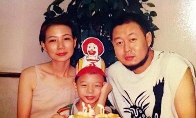 霍尊发文为母亲庆生，仲小萍手拿蛋糕微笑，跟前夫现任关系似闺蜜