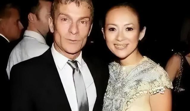 曾经跟章子怡“叠罗汉”的未婚夫Vivi, 现身默多克婚礼,瘦成植物人