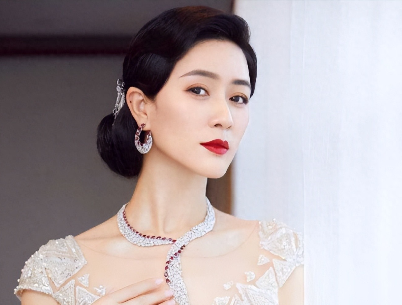 徐明:28岁成亿万富豪,44岁病死狱中,明星妻子为他守节