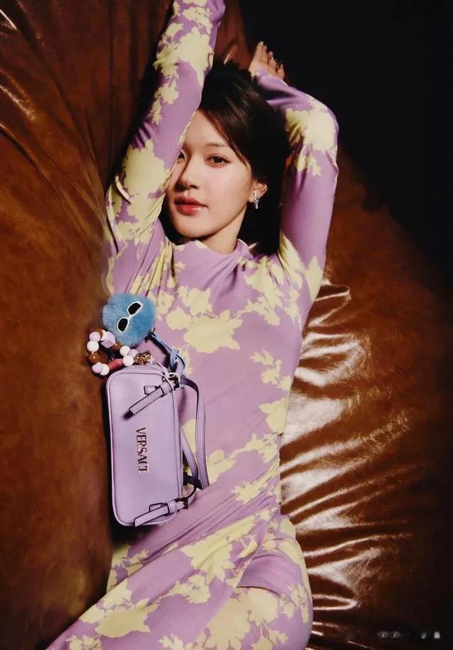 26岁赵露思病愈强势复出,皮衣配红丝大秀美腿,屏幕都美得发烫