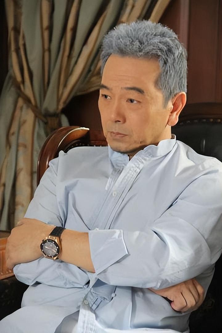 尖嘴猴腮别硬演富豪角色，几位男明星，站在那就是“人间富贵竹”