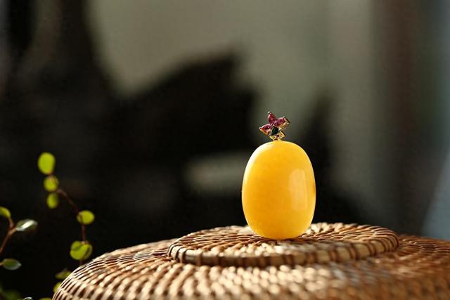 真假蜜蜡难分辨？掌握这几招，轻松识别优质蜜蜡！