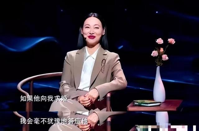 乞讨10年,四度封后,苦等初恋48年,一生未婚,64岁的她依旧美艳