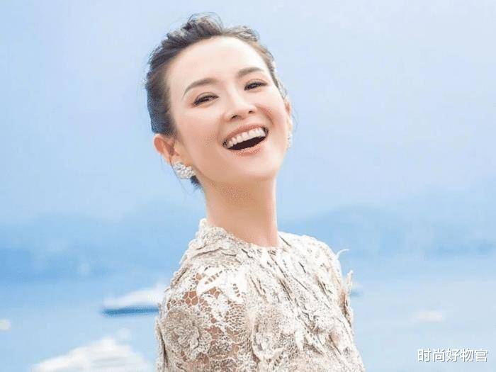 章子怡接女儿放学,私下很接地气,不化妆却不忘画眉毛