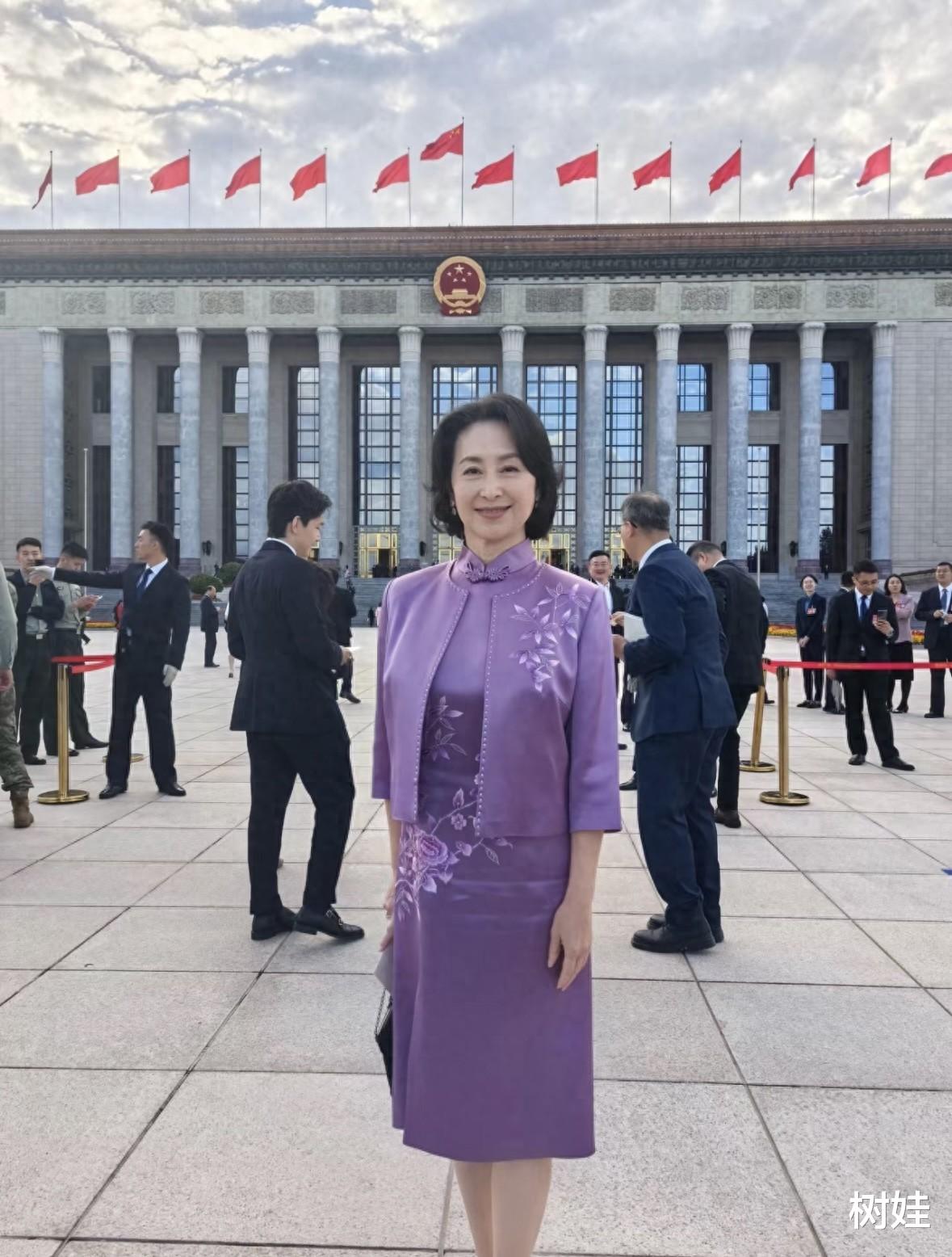 香港名流齐聚国庆招待会，何超琼穿旗袍好端庄，霍启山国徽前留影