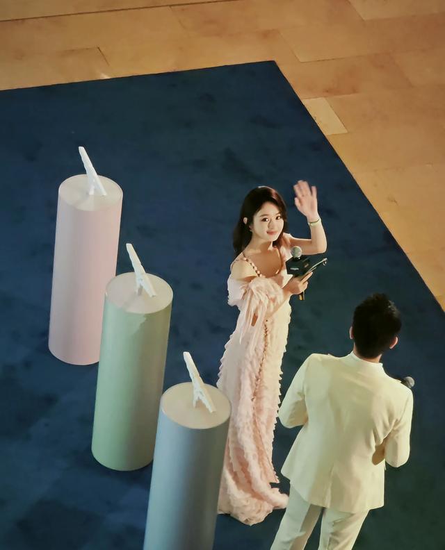 37岁赵丽颖惊艳现身广州品牌活动,简单大气,状态极佳,风采依旧