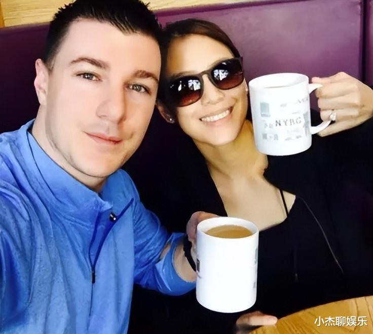 她曾获周杰伦宠溺，却因心急错失天王嫂位置，如今嫁给二婚老外