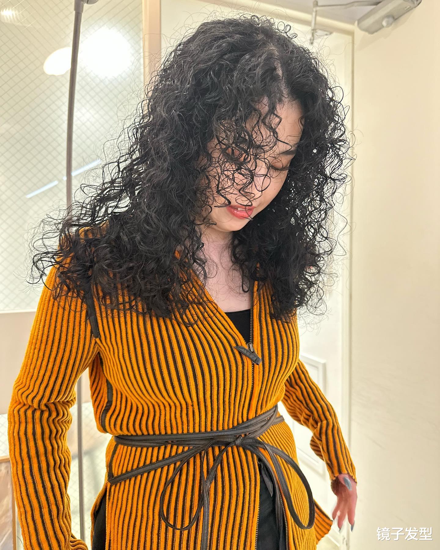 长头发细软贴头皮的姐妹,看看全头羊毛卷烫发,蓬松洋气显时尚