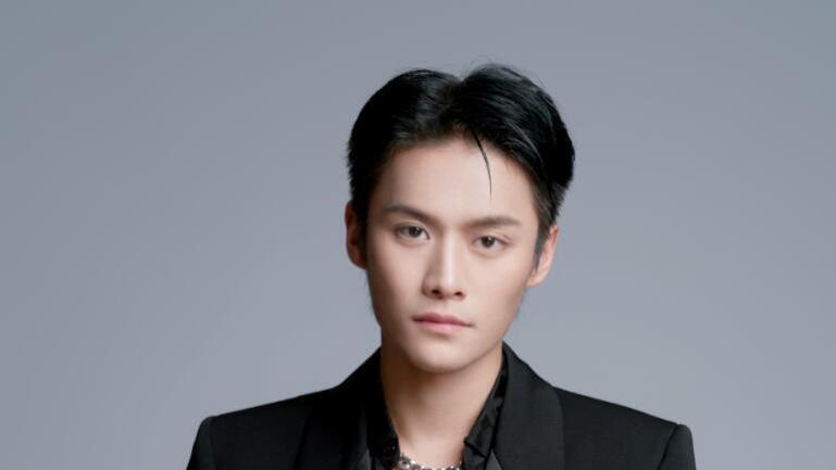 小杨哥翻车并非偶然，辛吉飞早期言论被曝光，曾暗示小杨哥有问题