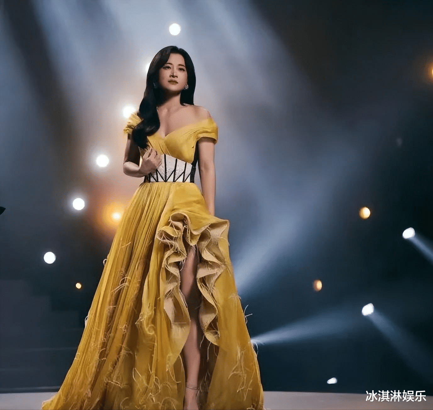 熟悉的贾玲回来了!胖出“游泳圈”、脸圆润,还是“丑女”适合她