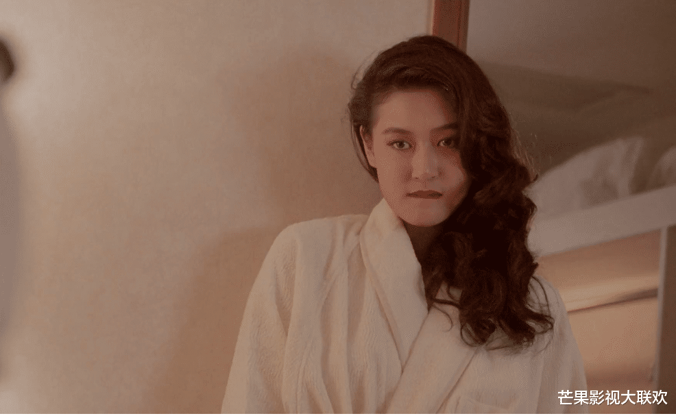 陈宝莲跳楼21年,儿子被王菲经纪人抚养长大,模样酷似干爹黄任中