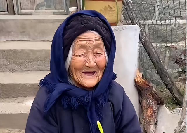 102岁网红小脚奶奶去世，生前健步如飞自称18少女，知情人曝原因