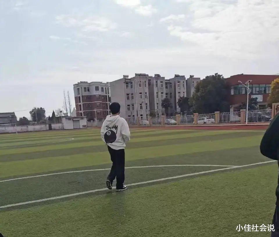 杨洋过年开车回安徽老家！坐在村头台阶上看打篮球，人群中超惊艳