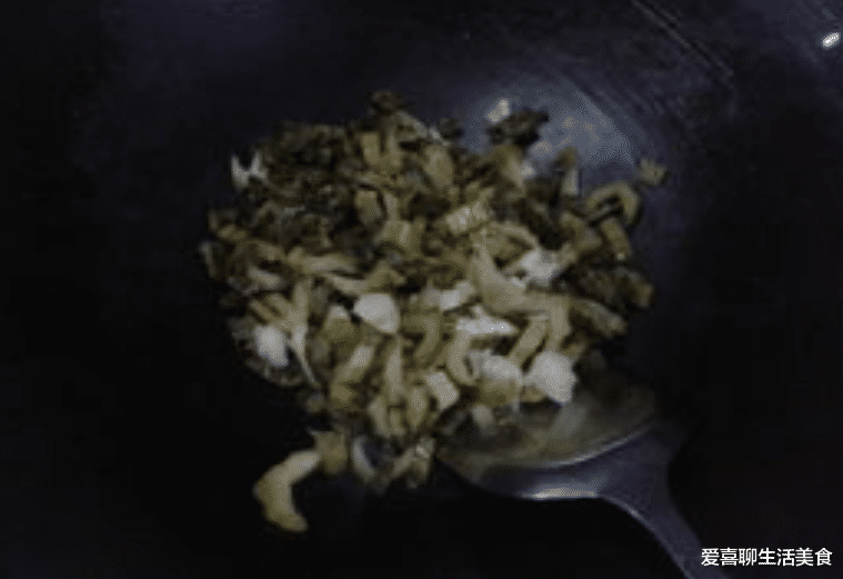 夏天这菜敞开吃，2块一斤的菜王，加点酸菜一起焖，酸爽开胃软糯多汁真好吃！