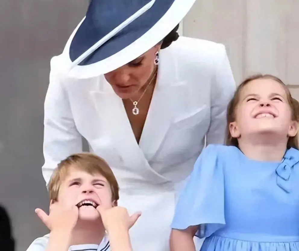 调皮的路易斯王子，只有夏洛特管得了，难怪有姐姐的场合才会有他