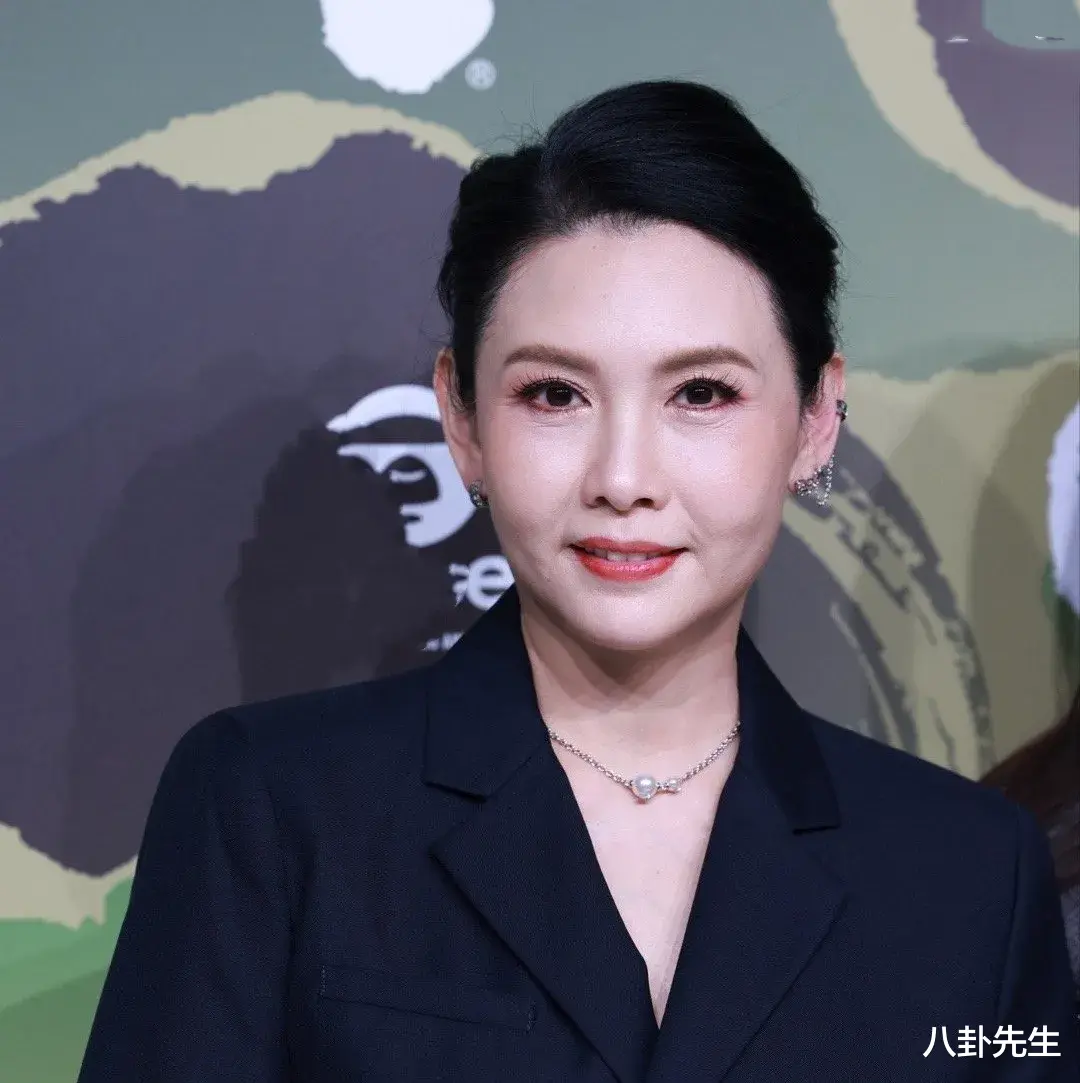 56岁港片女神近照颜值大跌，出道就被爆整容，息影嫁富商身家过亿