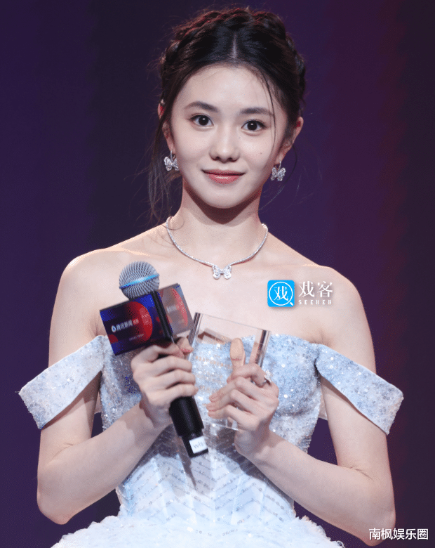 看了34岁李沁的近照,我才明白“女人微胖”才是极品