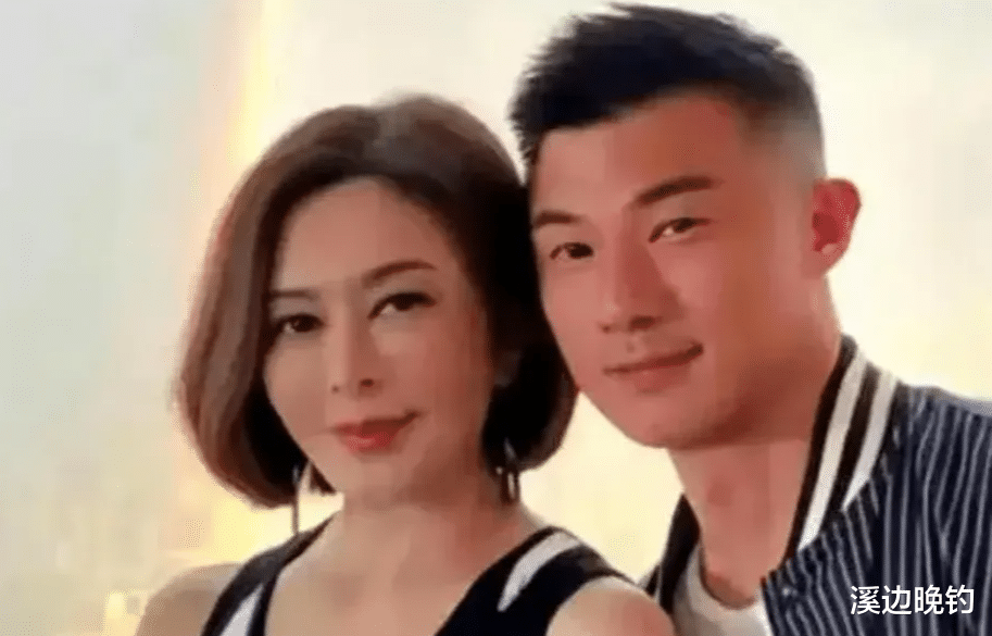 62岁关之琳在豪宅与小鲜肉依偎在一起,穿搭时髦容光焕