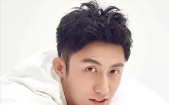 黄景瑜迪丽热巴恋情扑朔迷离,狗仔爆料真假难辨?