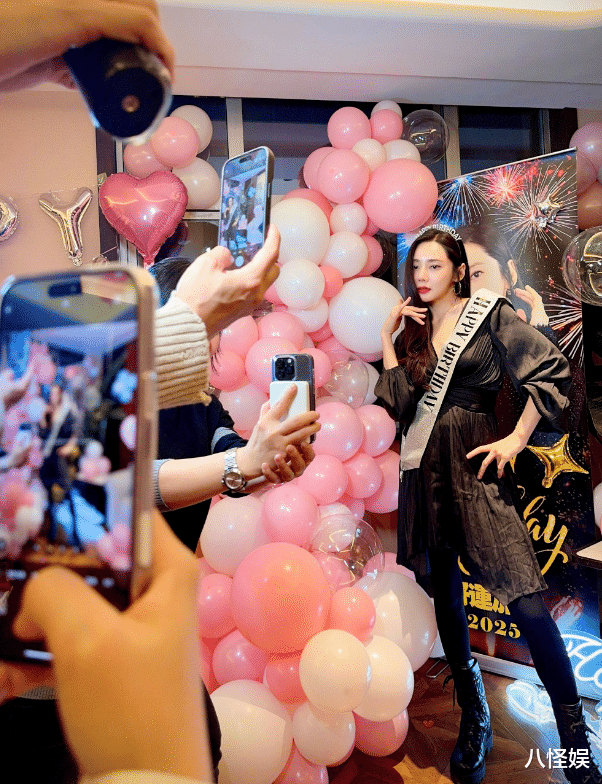 秋瓷炫晒全家福庆46岁生日，搂着生病的婆婆挽着公公，笑得好幸福